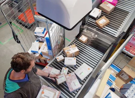 Візок із кліткою для посилок